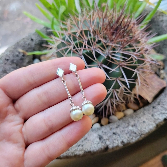 Vintage Avon Silver Simple Dainty Classic Pearl Drop Hanging Stud Earrings - Picture 3 of 16